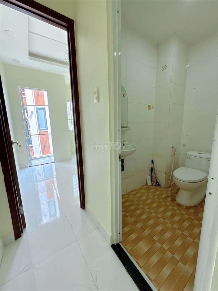 Cho thuê nhà đường Mạc Vân Q5. DT.3×7 } 2 Lầu 2 Phòng 2 toilet hẽm 4m5