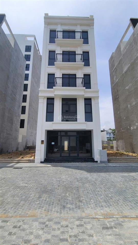 Bán căn nhà mt trần phú 5 tầng,dt 125m2, view hồ điều hòa, liền kề vincom, cách biển 1km, giá tốt