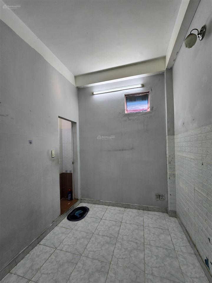 Cho thuê phòng có máy lạnh  wc riêng, 18m2 trung tâm q10 giá 3,2 tr/tháng