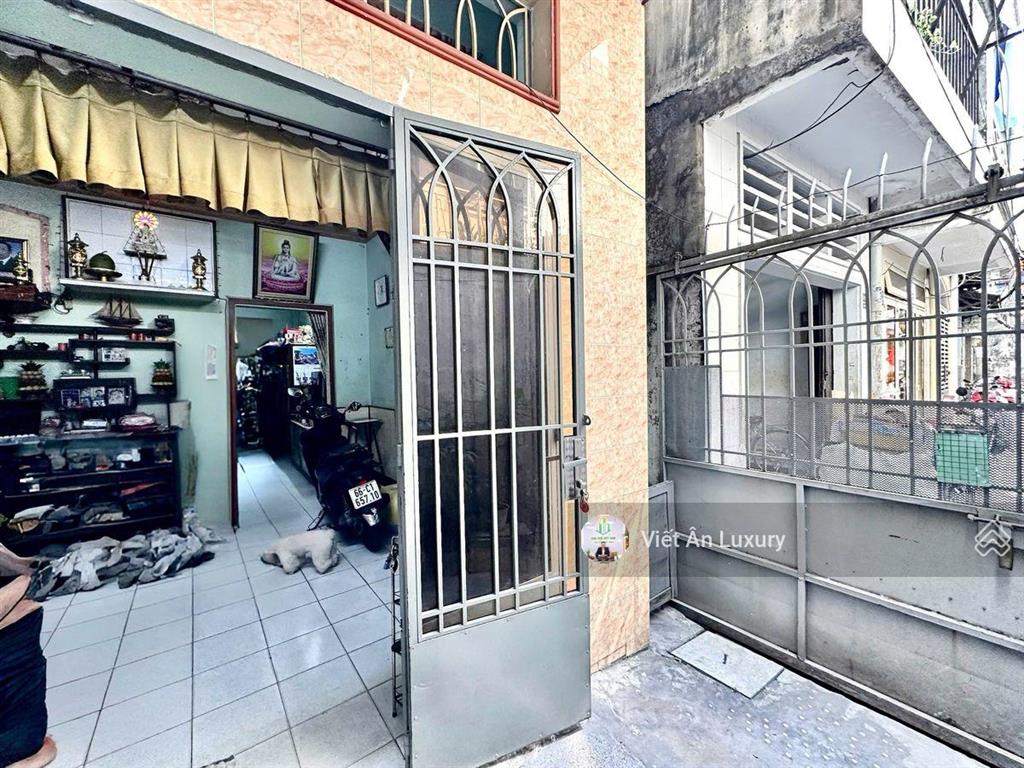 Bán nhà nát diện tích lớn 76m hẻm cô giang, phú nhuận giá dưới 100 triệu/m. tiện xây mới