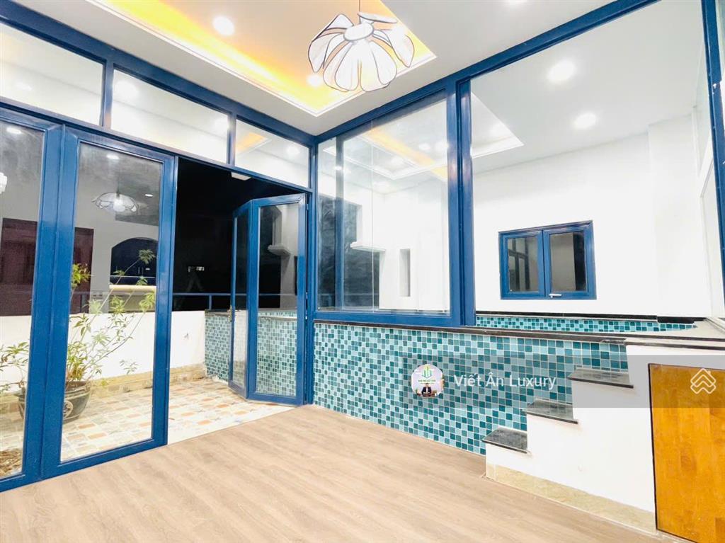 Bán nhà mặt tiền trần hữu trang, phú nhuận hầm + thang máy + hồ bơi ngang 6m giá tốt hiếm có