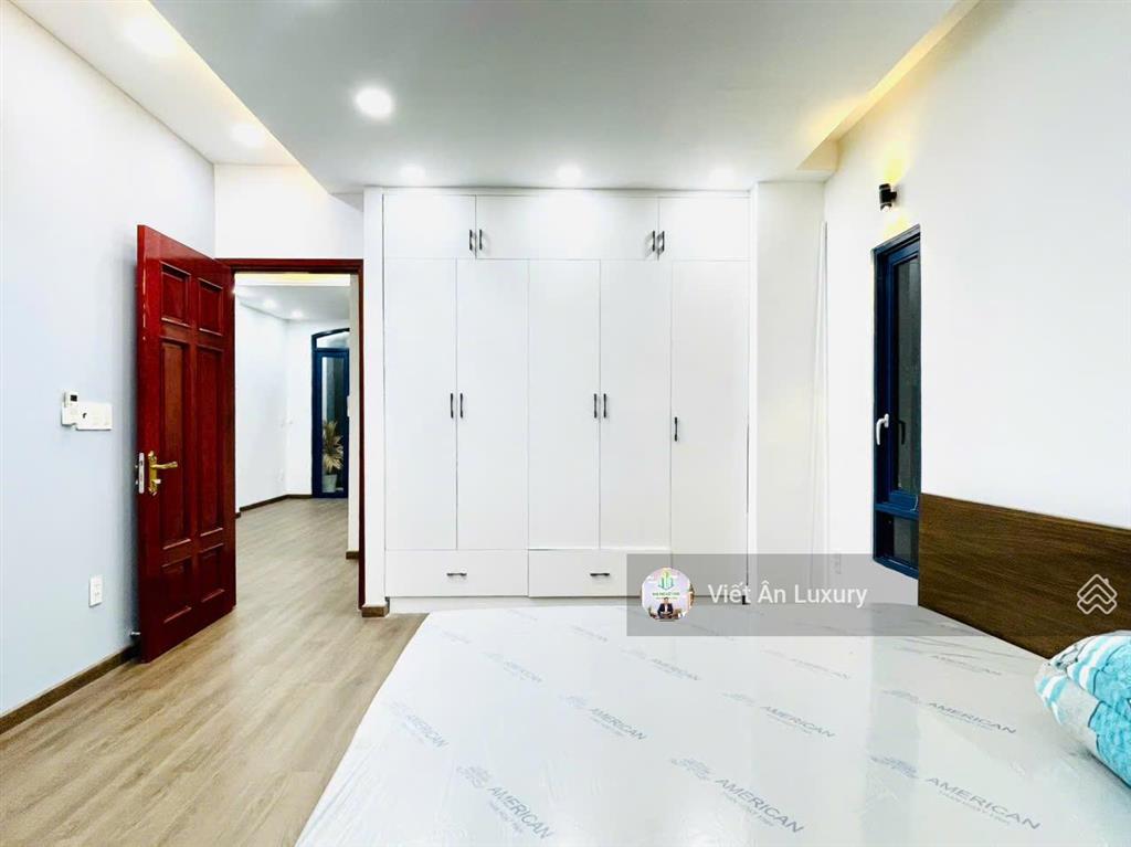 Bán nhà mặt tiền trần hữu trang, phú nhuận hầm + thang máy + hồ bơi ngang 6m giá tốt hiếm có