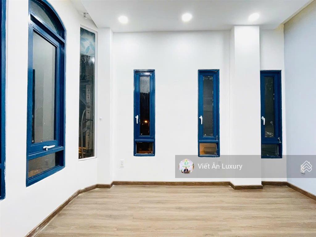 Bán nhà mặt tiền trần hữu trang, phú nhuận hầm + thang máy + hồ bơi ngang 6m giá tốt hiếm có