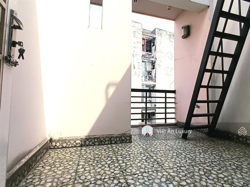 Bán nhanh nhà hxh quận 1  thông trần hưng đạo & võ văn kiệt  chỉ 8.4 tỷ