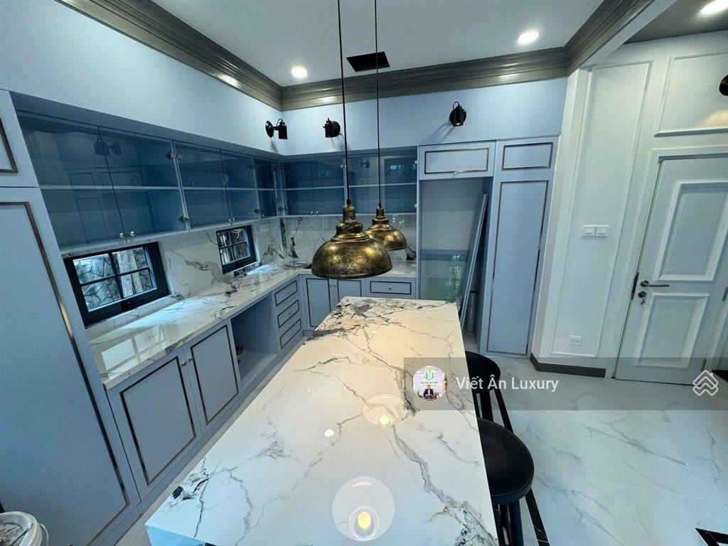 Bán nhà góc 3 mặt tiền hẻm võ văn kiệt  nguyễn cảnh chân, quận 1 ngang 10m, hxh  nhà mới 100%