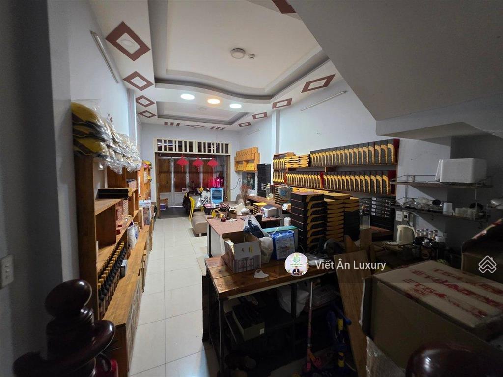 Bán nhà khu họ lê  quận tân phú mặt tiền lê niệm, 4 lầu đường 14m, khu dân trí cao. giá 11.3 tỷ tl