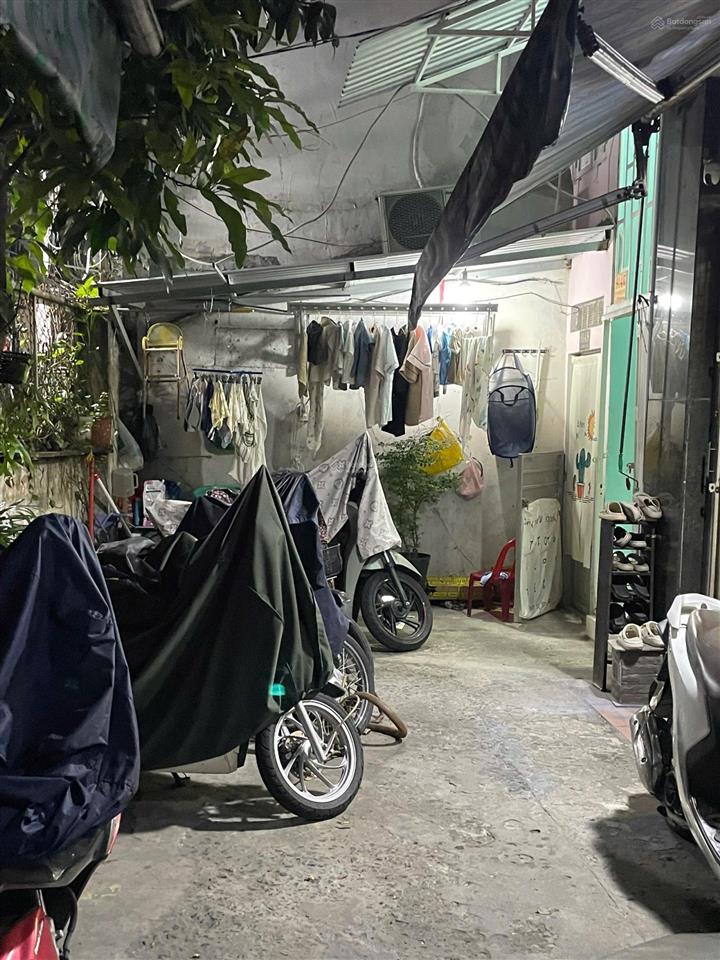 Nhà riêng, hẻm xe hơi, võ văn kiệt, 2tầng, nở hậu, có sân chung rộng, có hẻm sau,an ninh,thoáng mát