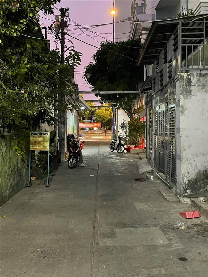 Nhà riêng, hẻm xe hơi, võ văn kiệt, 2tầng, nở hậu, có sân chung rộng, có hẻm sau,an ninh,thoáng mát