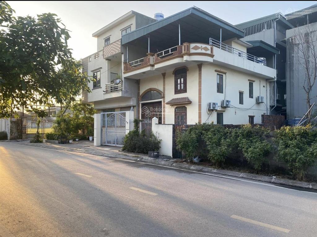 Bán nhà nguyên căn ô tô đỗ trong sân dt 100m2 mặt tiền 7m có 71,4m2 thổ cư giáp sân bóng hà tu