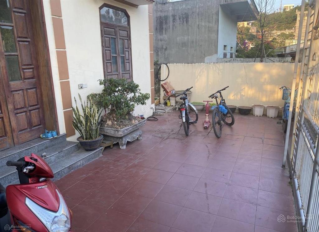 Bán nhà nguyên căn ô tô đỗ trong sân dt 100m2 mặt tiền 7m có 71,4m2 thổ cư giáp sân bóng hà tu
