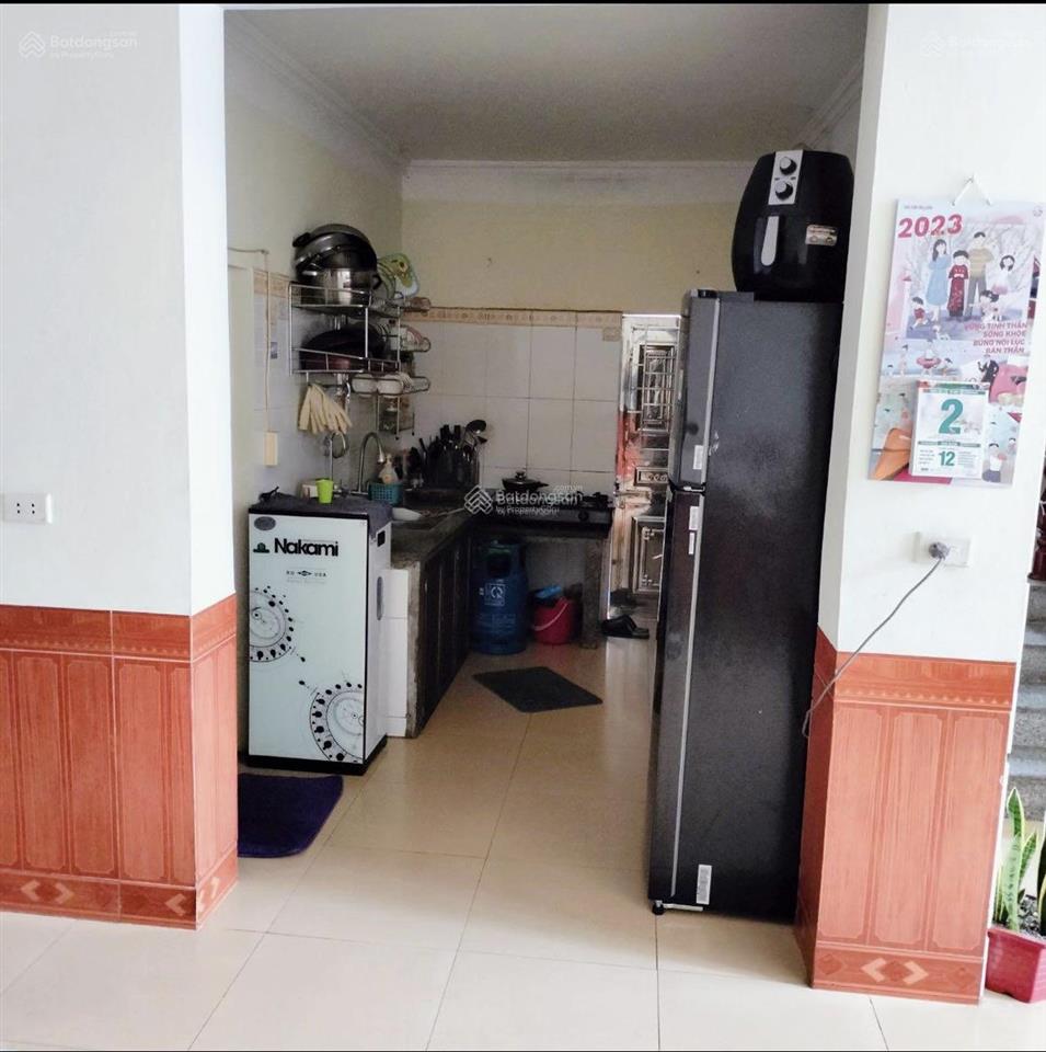 Bán nhà nguyên căn ô tô đỗ trong sân dt 100m2 mặt tiền 7m có 71,4m2 thổ cư giáp sân bóng hà tu