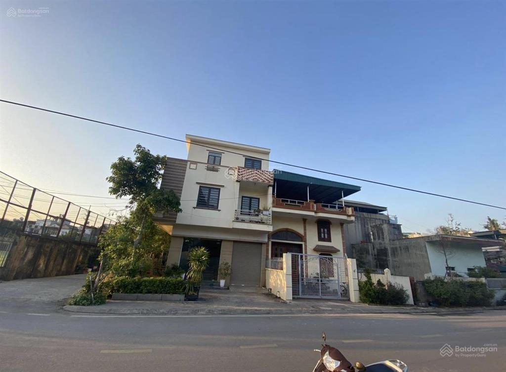 Bán nhà nguyên căn ô tô đỗ trong sân dt 100m2 mặt tiền 7m có 71,4m2 thổ cư giáp sân bóng hà tu