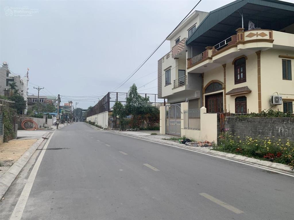 Bán nhà nguyên căn ô tô đỗ trong sân dt 100m2 mặt tiền 7m có 71,4m2 thổ cư giáp sân bóng hà tu