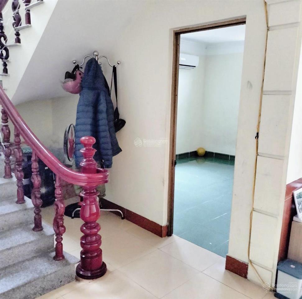 Bán nhà nguyên căn ô tô đỗ trong sân dt 100m2 mặt tiền 7m có 71,4m2 thổ cư giáp sân bóng hà tu