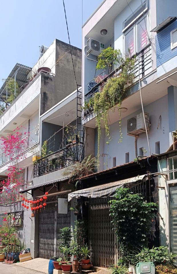 Nhà 3 tầng đối diện công viên Celadon, 4 tỷ