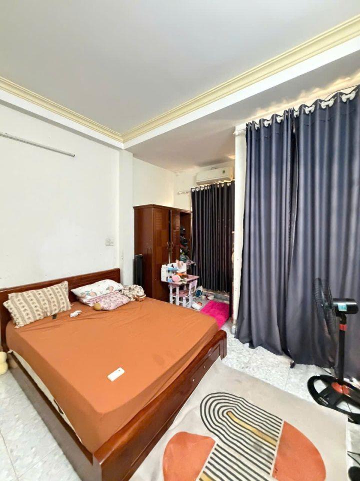 Nhà 3 tầng 4PN, ô tô đậu cửa. Đối diện C/c Sơn Kỳ, 5.6 tỷ