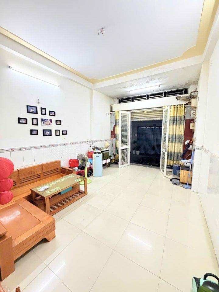 Nhà 3 tầng 4PN, ô tô đậu cửa. Đối diện C/c Sơn Kỳ, 5.6 tỷ