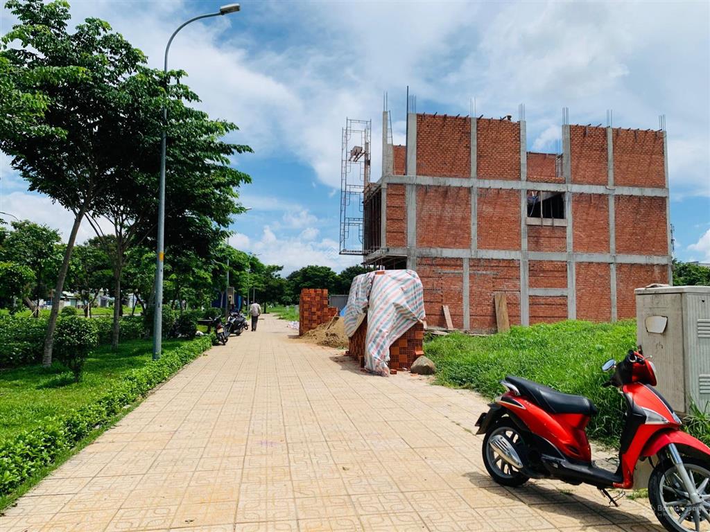 Lô đất đối diện công viên, mt đường 30m suối nhum, 5x18=90m2, kdc êm đềm  tái định cư linh xuân