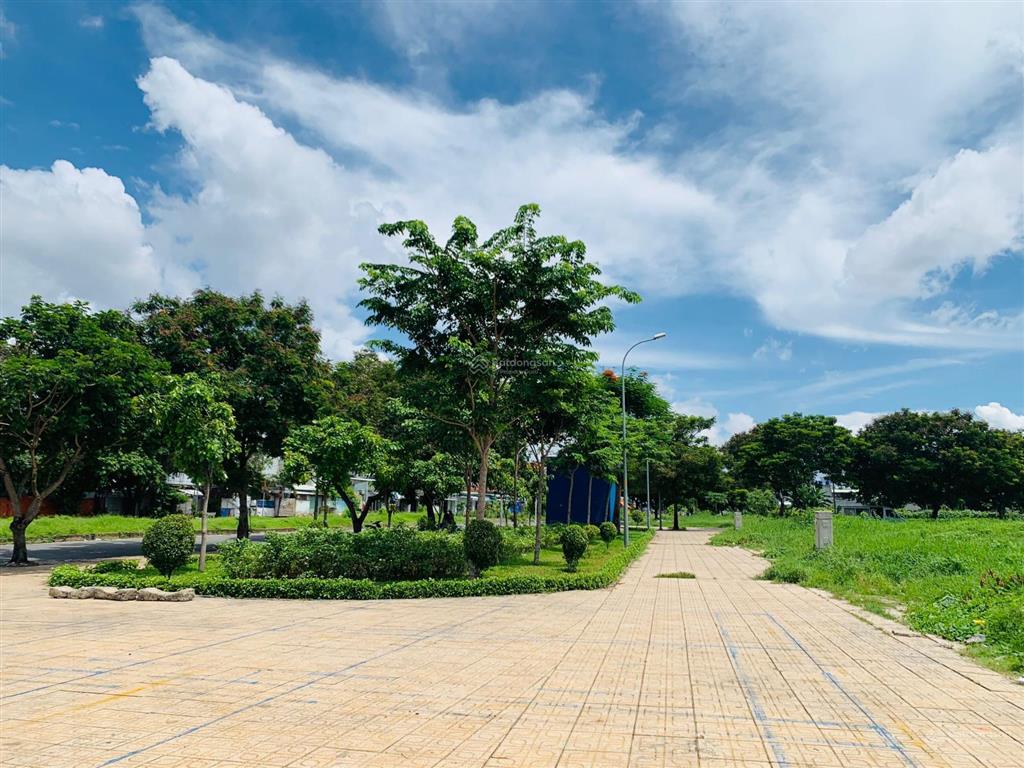 Lô đất đối diện công viên, mt đường 30m suối nhum, 5x18=90m2, kdc êm đềm  tái định cư linh xuân