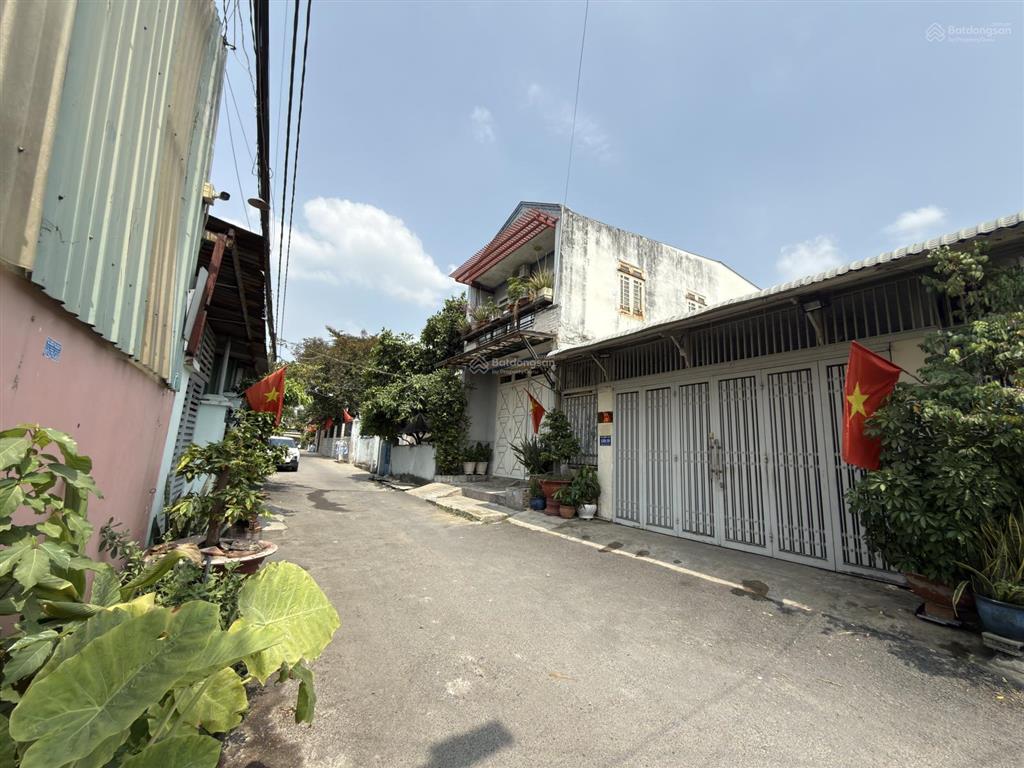 Đất ngang đẹp 5.5m, kế bên đhqg tp. hcm, xây nhà hoặc chdv dòng tiền cao, sổ sẵn ở nhà