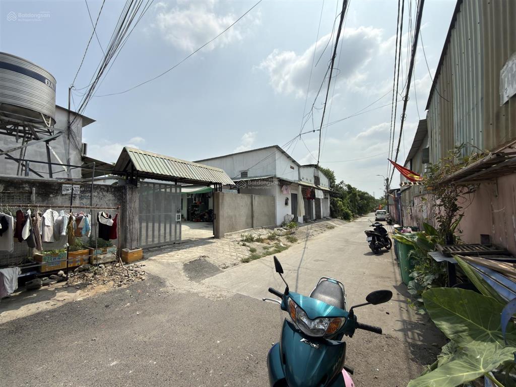 Đất ngang đẹp 5.5m, kế bên đhqg tp. hcm, xây nhà hoặc chdv dòng tiền cao, sổ sẵn ở nhà