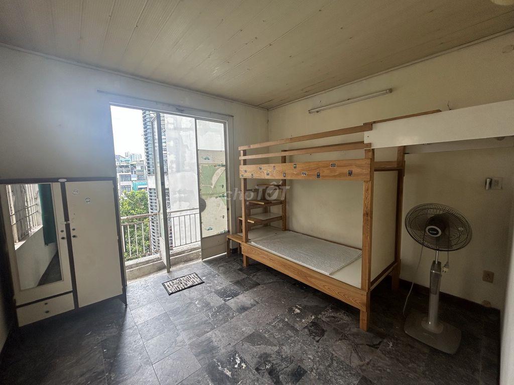 Phòng cho thuê Quận 3, DT 19 m2, có Máy lạnh (gần HaDo Centrosa)