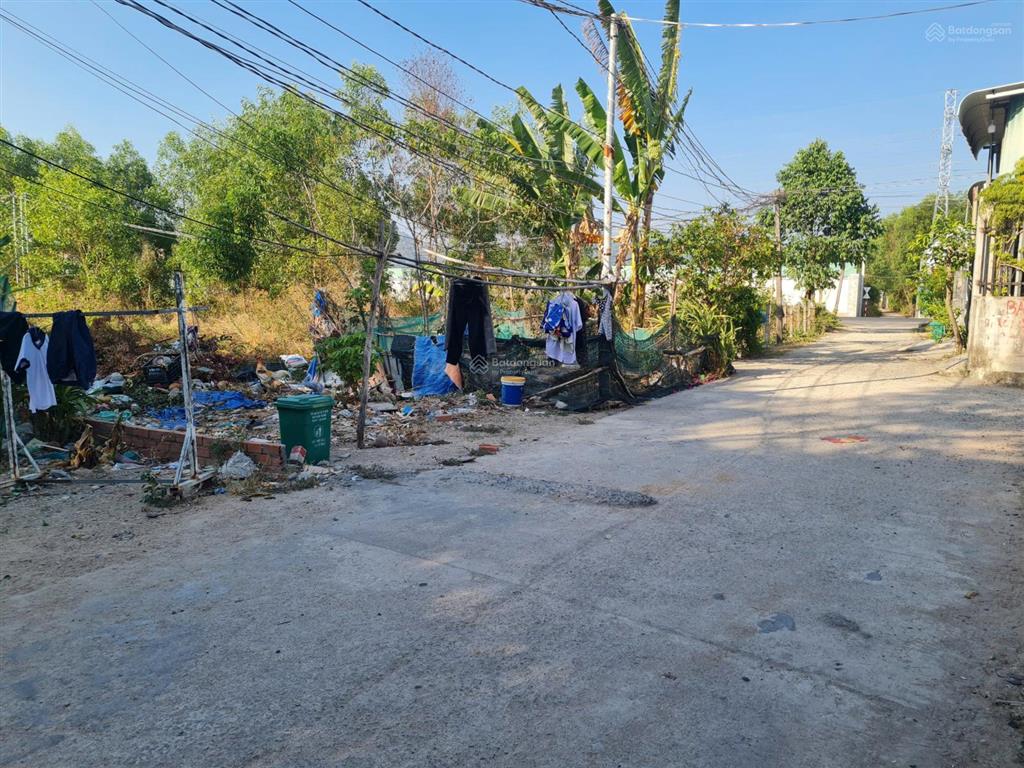 Lô đất 6 x 29 = 175m2 có 64m2 thổ cư, gần cảng cái mép, gần ql51, dân cư đông đúc, giá chỉ 1,9 tỷ.