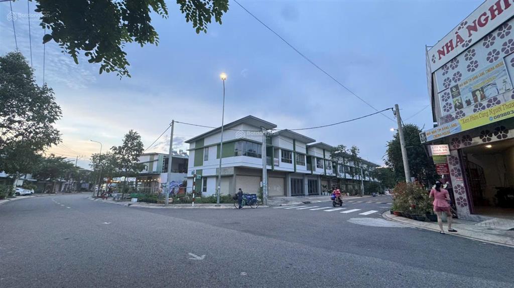 Cần tiền bán gấp góc 2 mặt tiền đường đẹp nhất tại kđt oasis city, kinh doanh hoặc cho thuê tốt.