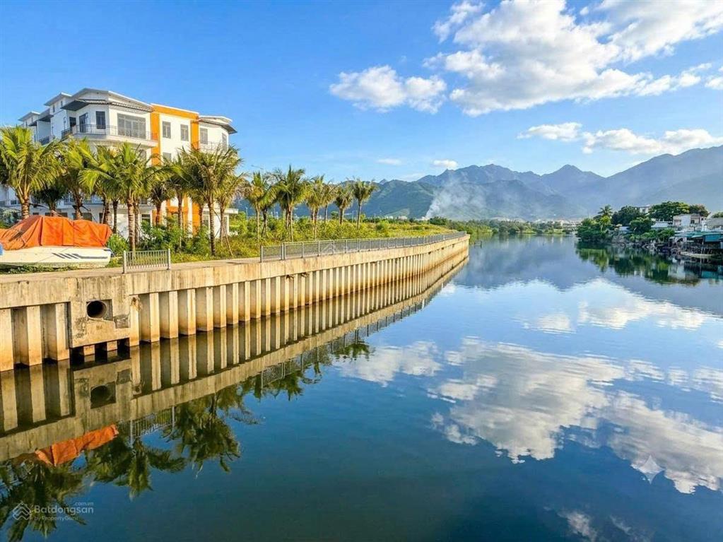 Bán đất đẹp eco charm, 120m2 (6x20m), đã bọc móng, gần sông, gần biển
