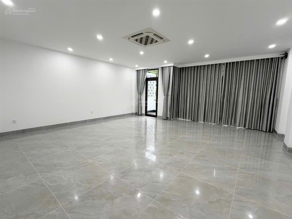 Bán shophouse mt hoàng thị loan 4 tầng x 140m2, vị trí đắc địa kinh doanh buôn bán sầm uất