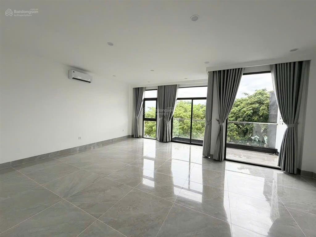 Bán shophouse mt hoàng thị loan 4 tầng x 140m2, vị trí đắc địa kinh doanh buôn bán sầm uất