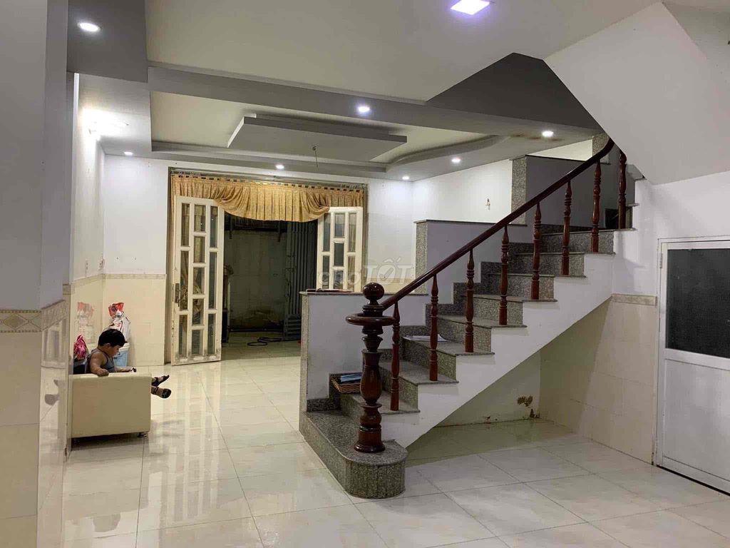 nhà ở thông thoáng , khu phố văn hoá yên tĩnh