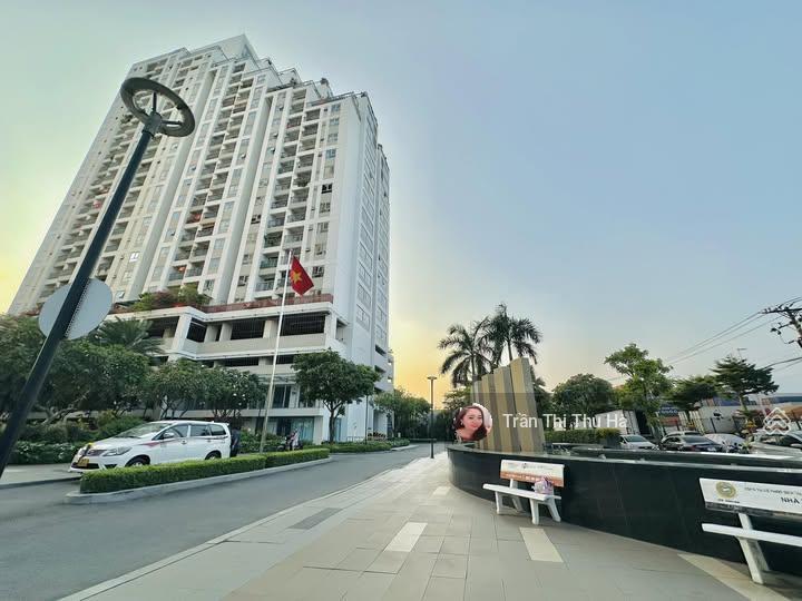 Bán c/c luxgarden, căn duplex 2 tầng 154m2, có sân vườn riêng 39m2, sổ hồng cầm tay ở nhà
