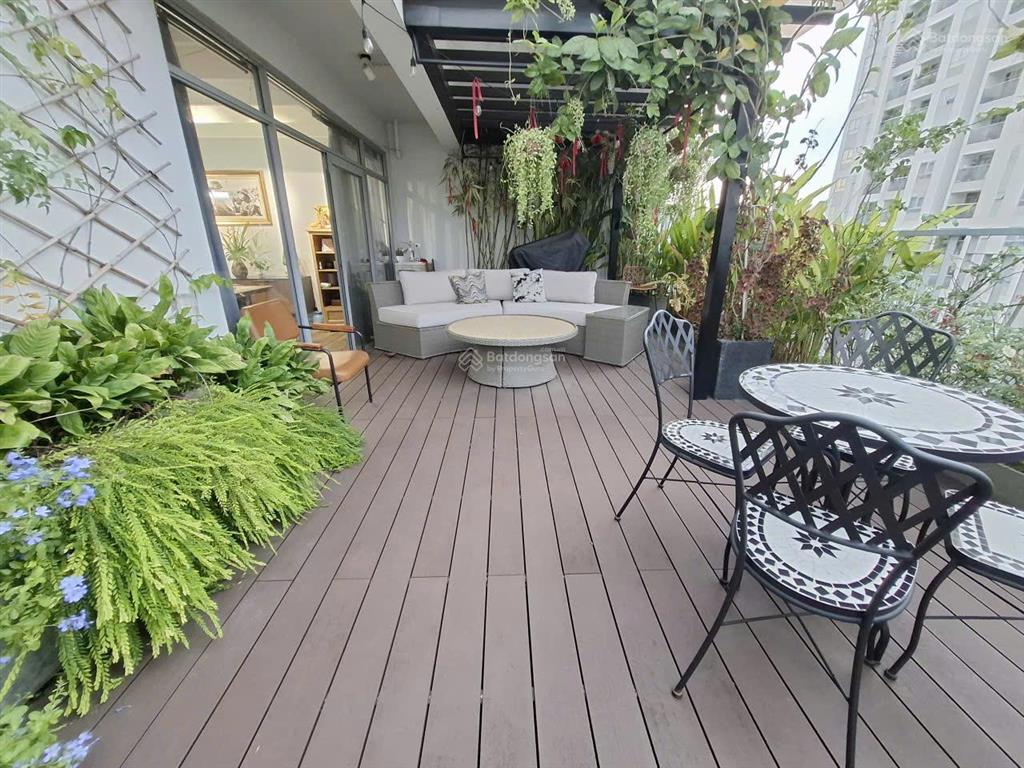 Cho thuê penthouse luxgarden quận 7  có sân vườn riêng