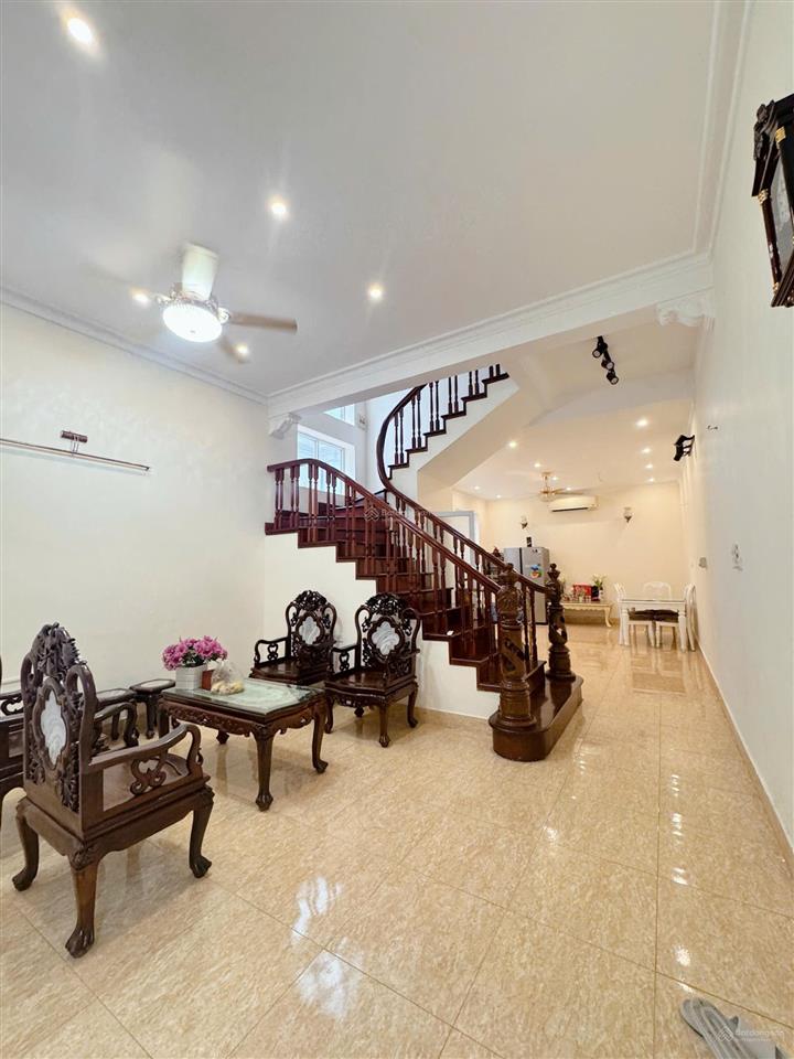 Cho thuê nhà 3 tầng lô góc ô tô tránh ở tô ngọc vân diện tích 75m2, mt 4.5m2, giá 28 triệu/ tháng