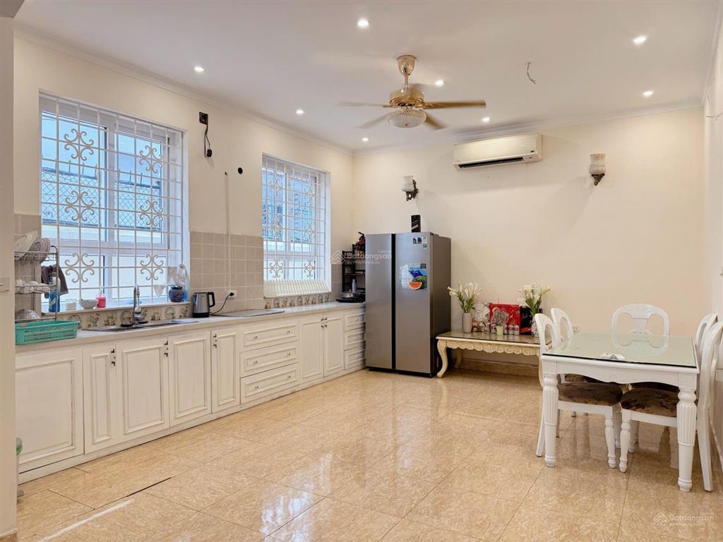 Cho thuê nhà 3 tầng lô góc ô tô tránh ở tô ngọc vân diện tích 75m2, mt 4.5m2, giá 28 triệu/ tháng