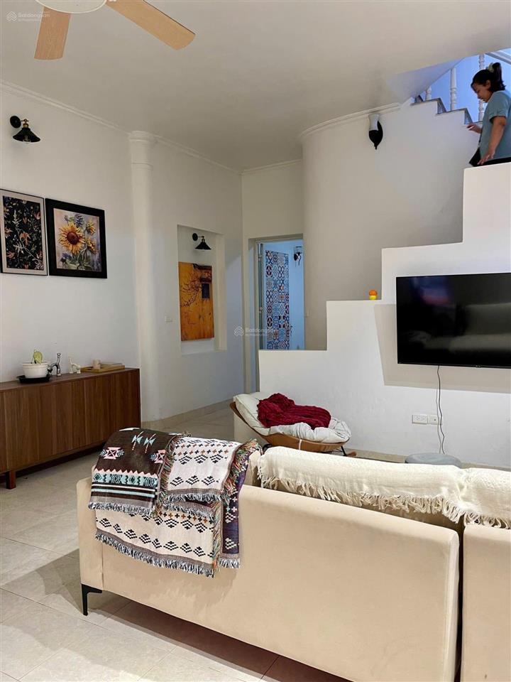 Cho thuê nhà sân vườn lô góc ở âu cơ tứ liên tây hồ, dt 80m², mt 7m², 3 ngủ, giá 16 triệu/1 tháng