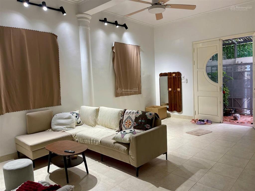 Cho thuê nhà sân vườn lô góc ở âu cơ tứ liên tây hồ, dt 80m², mt 7m², 3 ngủ, giá 16 triệu/1 tháng