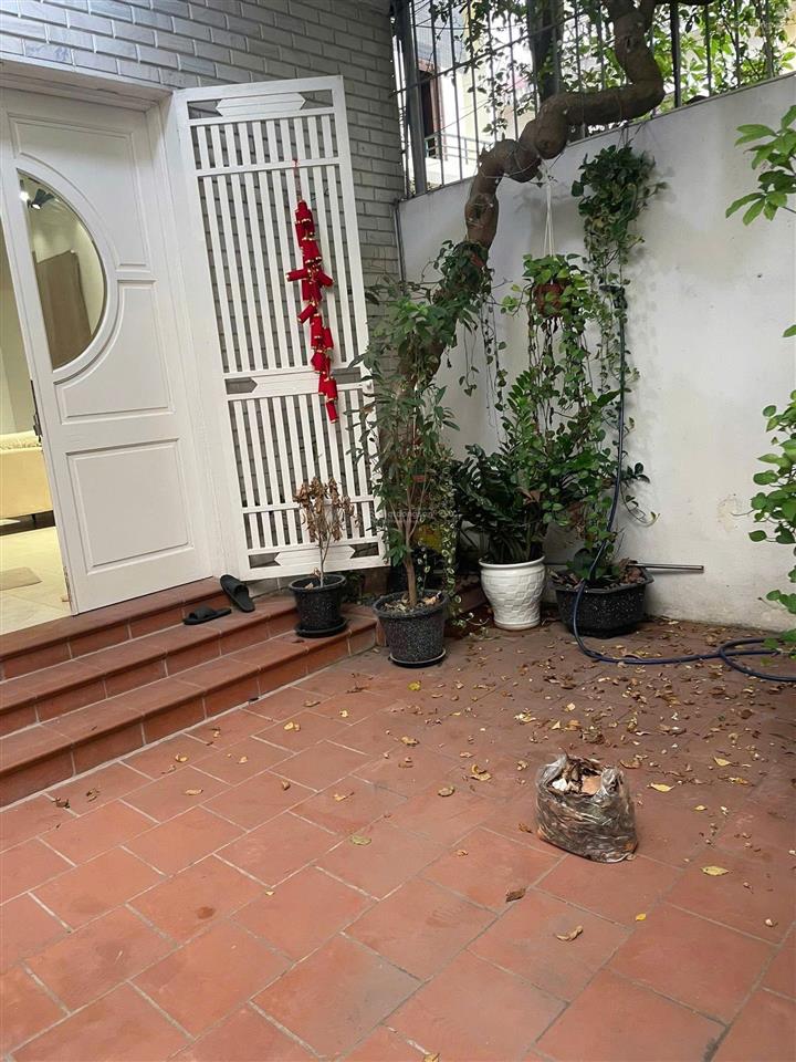 Cho thuê nhà sân vườn lô góc ở âu cơ tứ liên tây hồ, dt 80m², mt 7m², 3 ngủ, giá 16 triệu/1 tháng