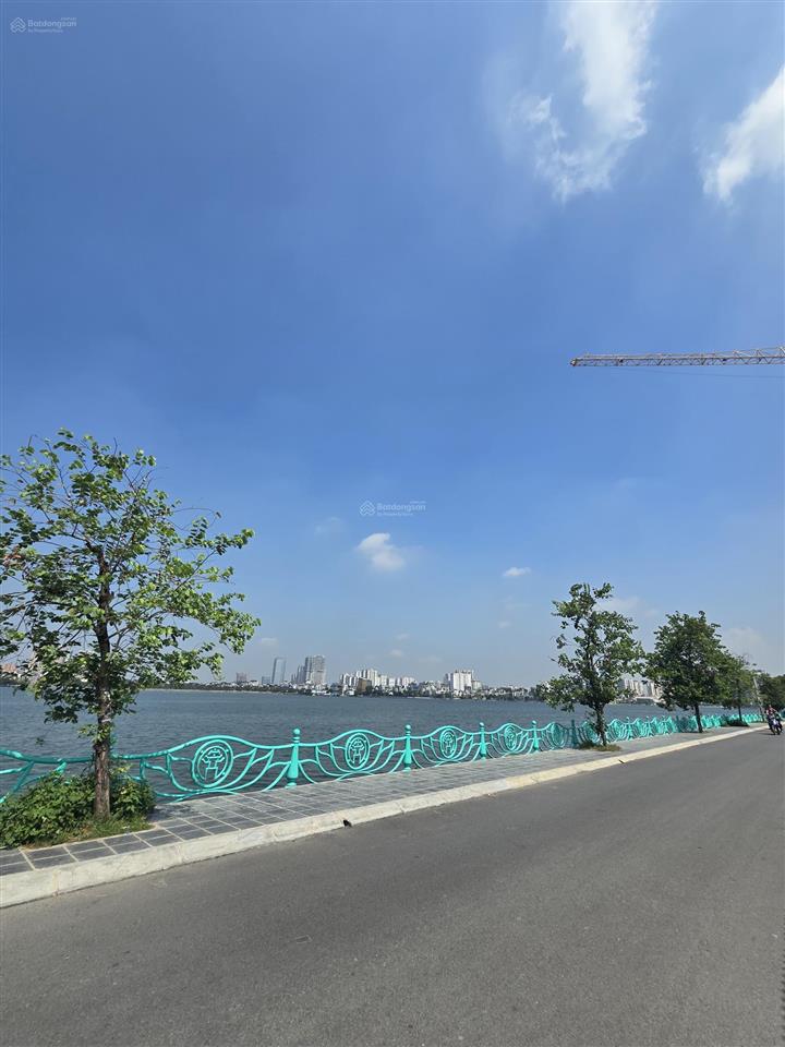 Cho thuê nhà 2 mặt ngõ ô tô tránh ở âu cơ có sân vườn, 100m2, mt5m2, giá 25 triệu/1 tháng , gần hồ.