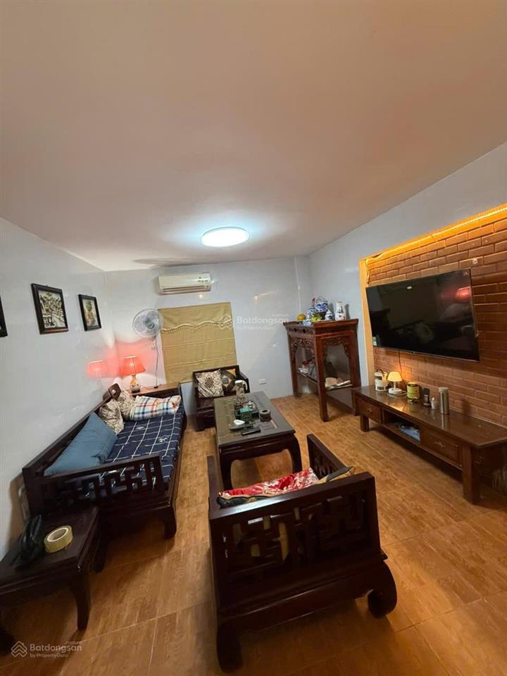 Tôi chính chủ cần cho thuê nhà 2 tầng, 2pn, cách phố âu cơ 3 nhà ra phố, dt 48m2, mt 5m, 10.5 tr/th