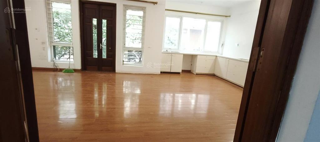 Cho thuê nhà ở lạc long quân gần 2 con rồng, cách 1 nhà ra ô tô tránh, 55m2x2t, 2pn, giá 8 triệu/th