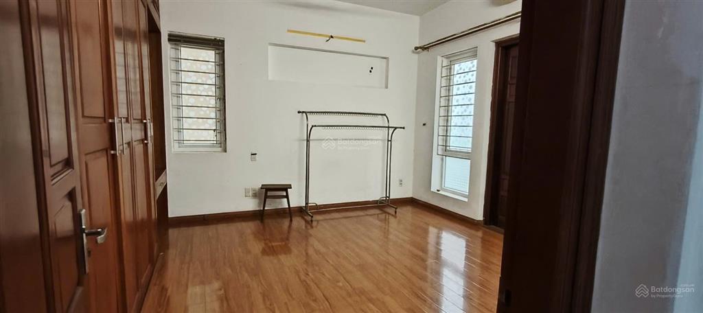 Cho thuê nhà ở lạc long quân gần 2 con rồng, cách 1 nhà ra ô tô tránh, 55m2x2t, 2pn, giá 8 triệu/th