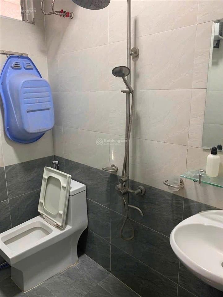 Cho thuê nhà ở âu cơ, quảng an, 75m2, mt 5m x c4, 2pn giá 8 triệu/ tháng, cách 2 nhà ra ô tô tránh