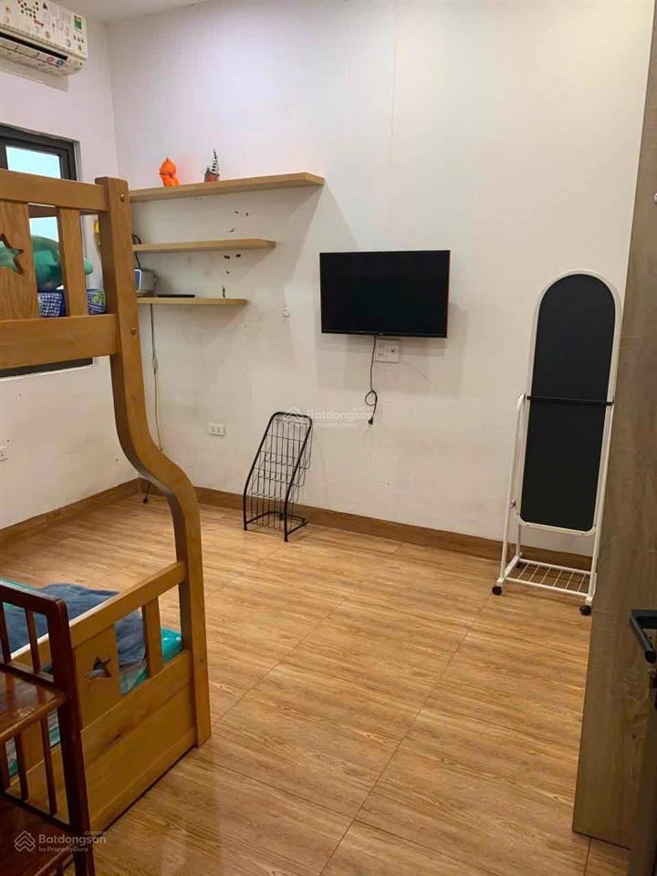 Cho thuê nhà ở âu cơ, quảng an, 75m2, mt 5m x c4, 2pn giá 8 triệu/ tháng, cách 2 nhà ra ô tô tránh