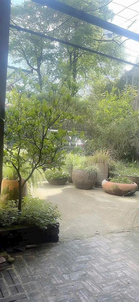 Cho thuê nhà 3 tầng sân vườn ở âu cơ ,xuân diệu ,ô tô tránh có vỉa hè,dt 150m2,mt6m2, giá 20 triệ/1