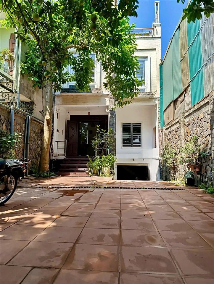 Chính chủ cho thuê nhà sân vườn ô tô tránh có vỉa hè cóhầm ở tứ liên âu cơ,90m2,x3t,18 triệu/1tháng