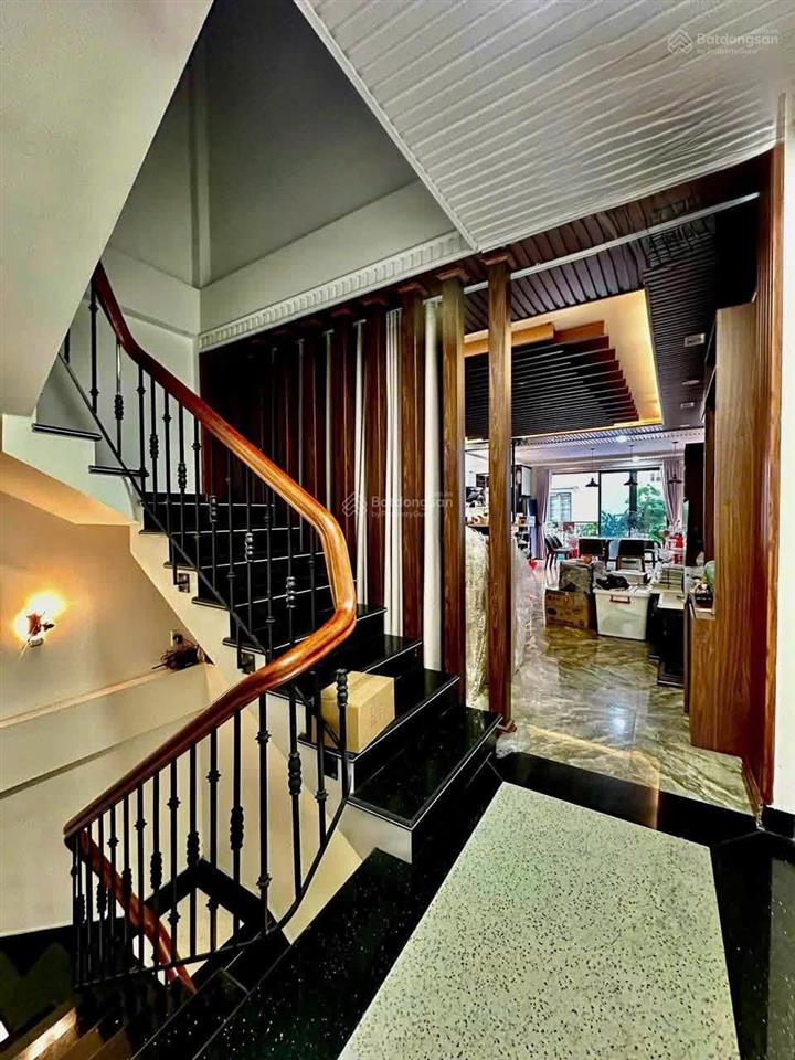 Nhà dân xây độc lập diện tích lớn giữa trung tâm phố hai bà trưng (cát dài)