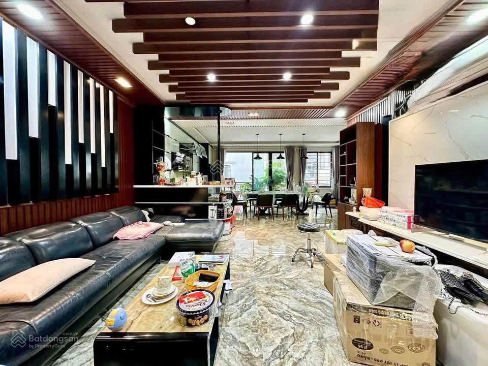 Nhà dân xây độc lập diện tích lớn giữa trung tâm phố hai bà trưng (cát dài)