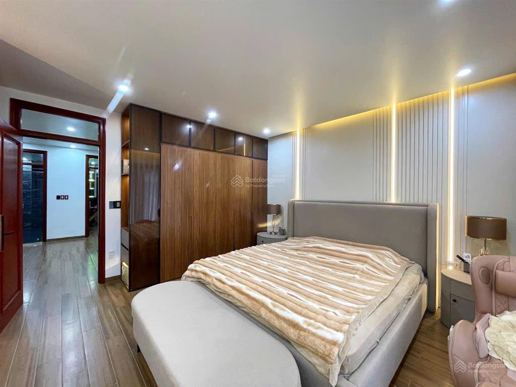 Nhà 5 tầng thang máy tuyến 2 lê hồng phong